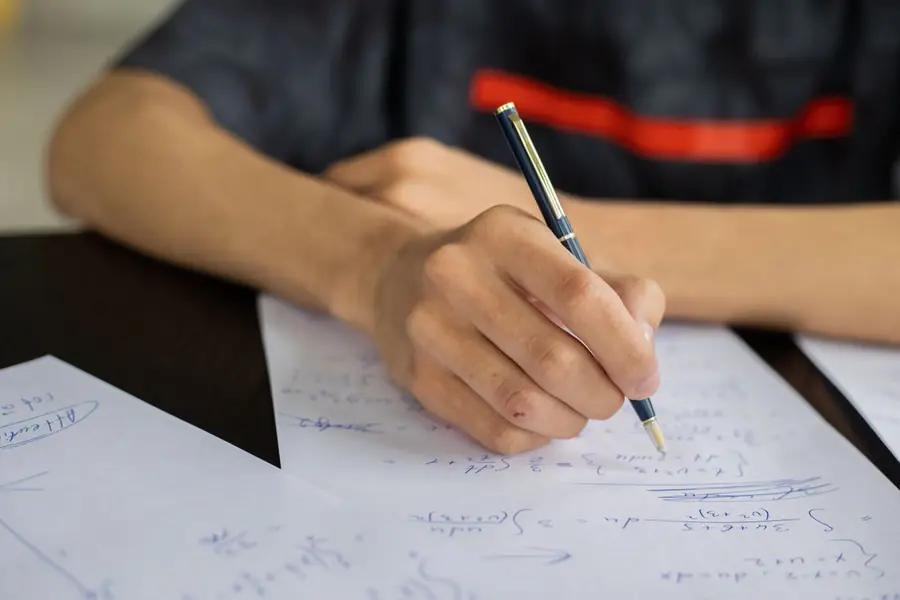 Estudiante resolviendo ejercicios antes de un examen