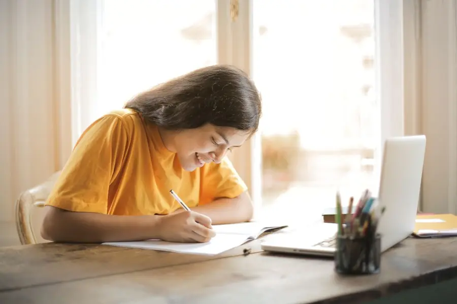 Estudiante resolviendo una duda rápida