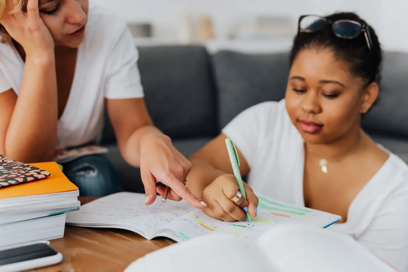 Tutora acompañando a una alumna mientras resuelve ejercicios