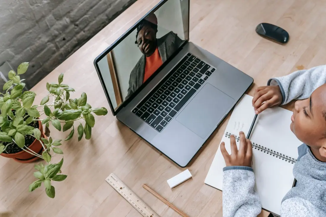 Alumno en una clase online con su tutor