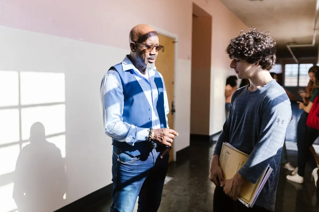 Tutor conversando con un alumno