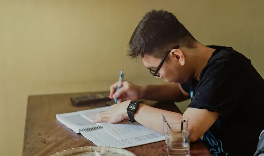 Alumno escribiendo una respuesta de práctica
