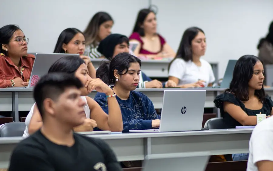 Estudiantes universitarios en clase